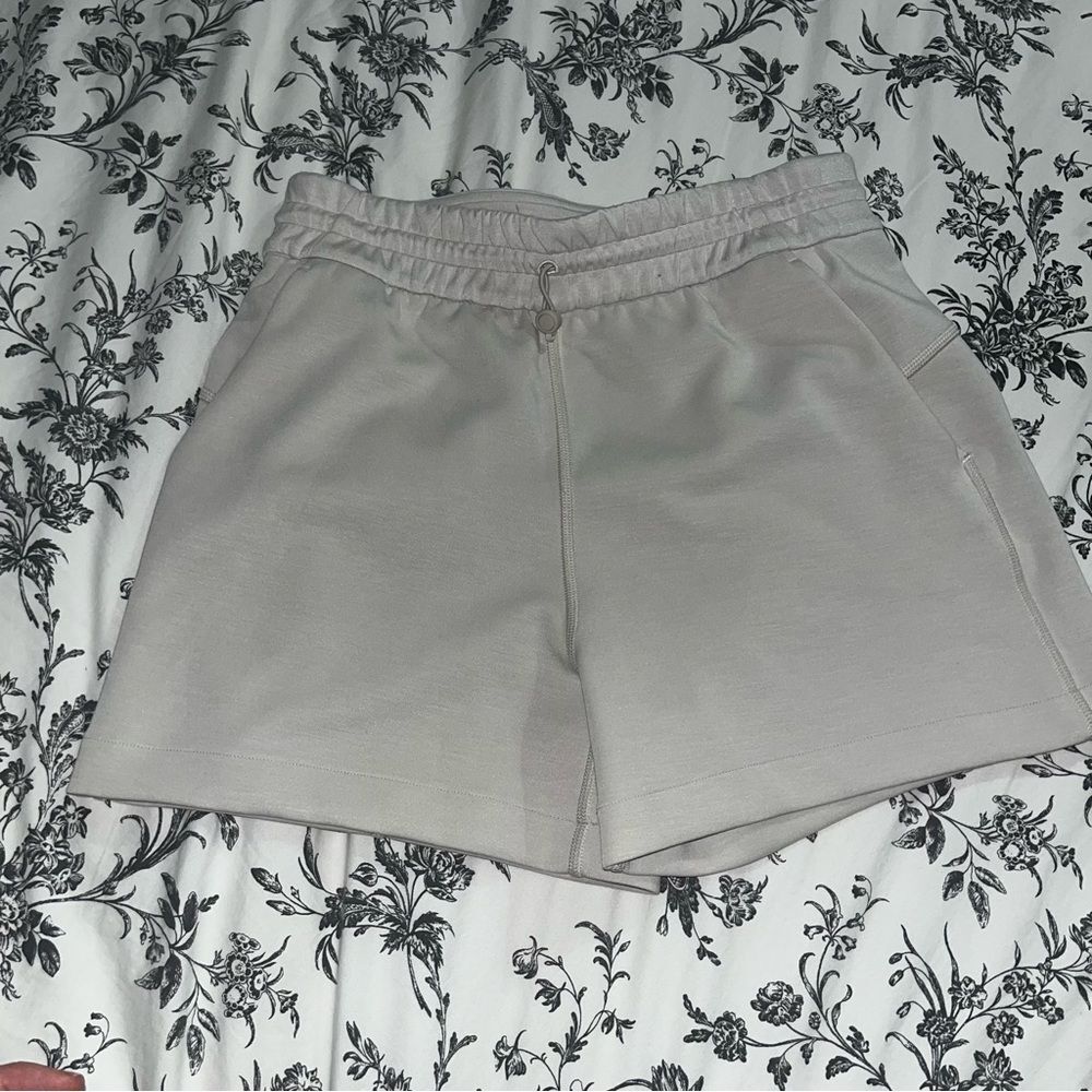 Lululemon Softstreme high rise 4” shorts size 4 bone
